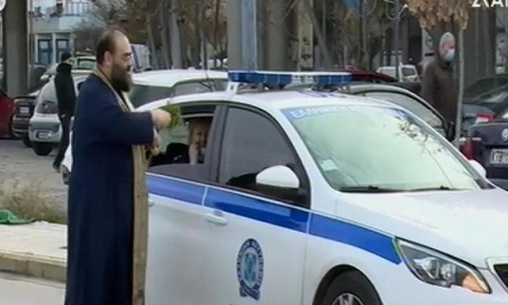 Θεσσαλονίκη: Αστυνομικοί "αντιστέκονται" στις εντολές της κυβέρνησης και προσκυνούν τον Σταυρό